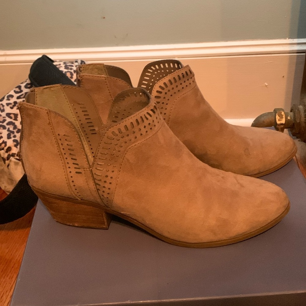 Carlos Santana -Lt grey/tan zip up faux suede bootie